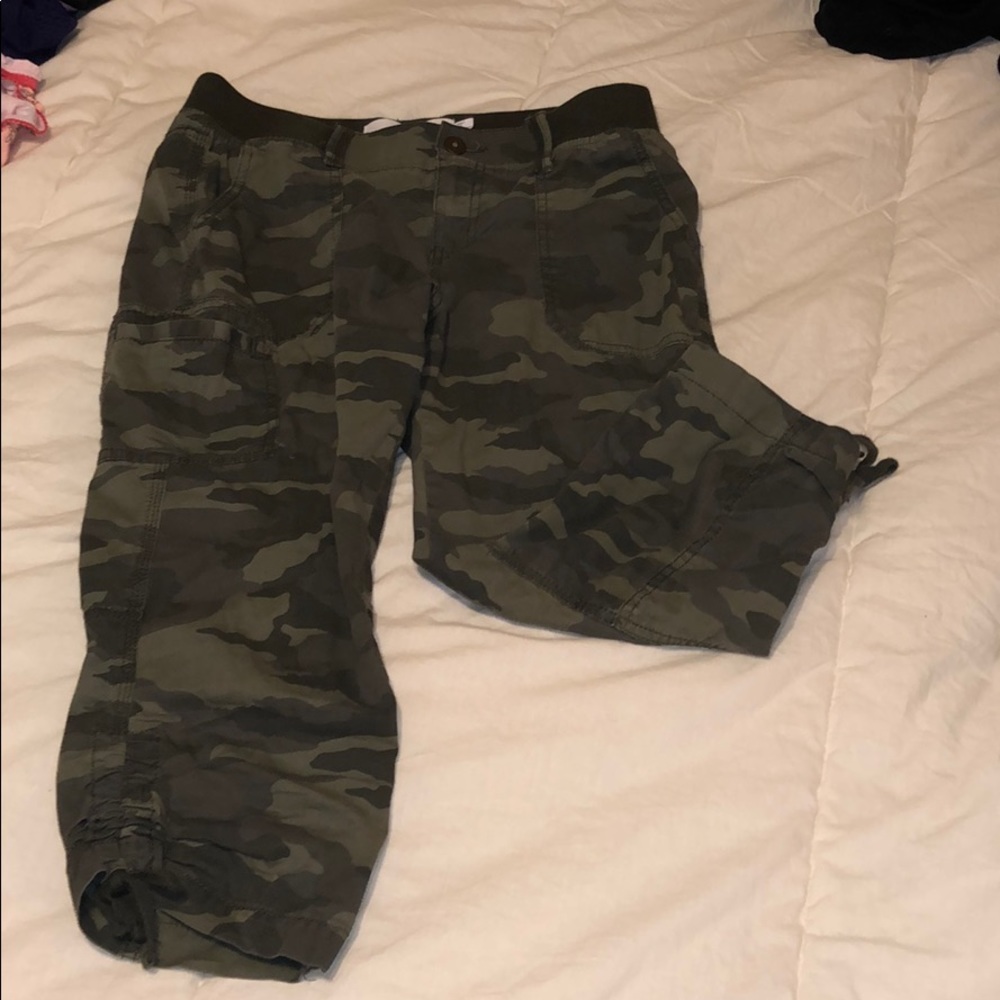 Camouflage capri cargo pants
